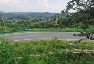 山间蜿蜒公路绿意盎然