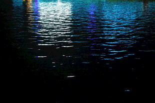 波光粼粼的水面夜景