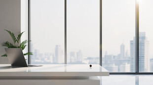 窗边办公场景视野开阔