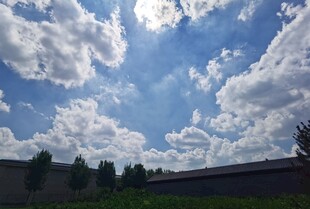 蓝天白云下的户外景象