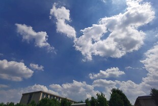 蓝天白云下的城市风景