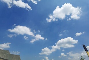 蓝天飘白云景色宜人