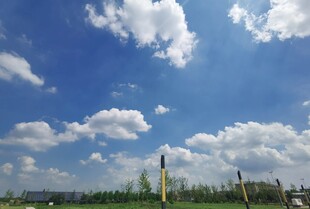 蓝天白云下的户外风景