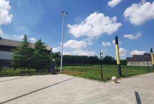 户外开阔场地蓝天白云景象