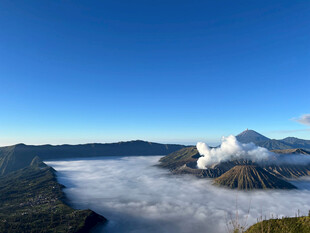 壮丽火山云海景观
