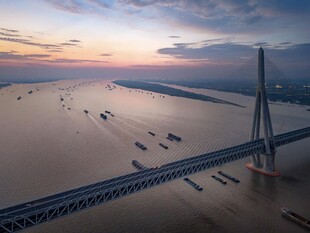 夕阳下的大桥与江面船只