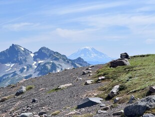 高山美景远方雪峰隐约可见