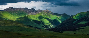 山峦绿野间的壮丽风光