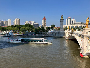 河畔桥梁与游船风景