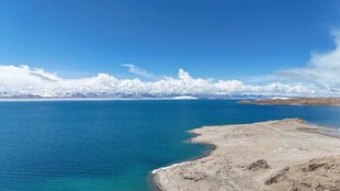 湛蓝湖畔的美丽风光