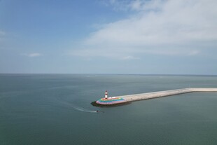 海上长堤伸向远方