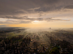 日出时分城市全景
