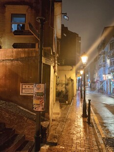 雾中夜晚的静谧街道