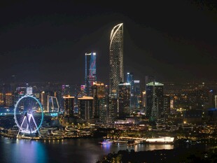 深圳璀璨夜景摩天楼与摩天轮