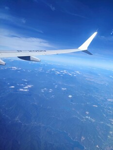 高空视角下的飞机机翼