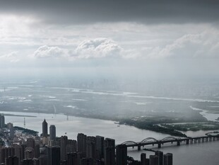 城市河畔乌云下的壮阔景观