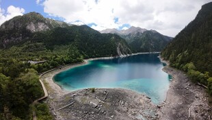 高山环抱中的静谧蓝湖