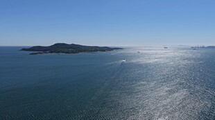 碧海蓝天中的海上小岛