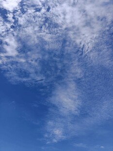 蓝天中的轻盈云朵