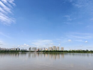 蓝天碧水畔的城市风光