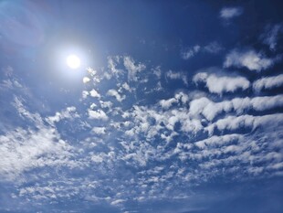 晴朗蓝天与闪耀阳光