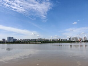 河畔蓝天城市风光美景
