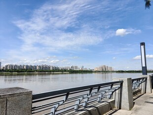 河畔栏杆边的开阔风景