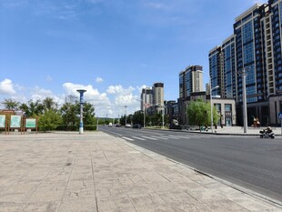 城市宽阔道路与高楼景观