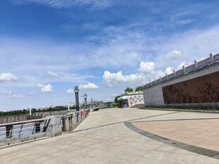 河畔漫步处的开阔景致