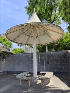 户外遮阳伞下的休闲区域