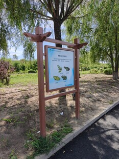 户外树木旁的指示宣传牌