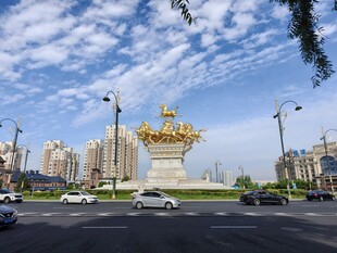 城市广场中的金色雕塑景观