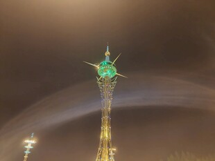 夜幕下璀璨的高塔景观