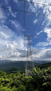 山间输电塔