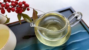 玻璃茶壶中的清新茶饮