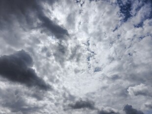 天空中厚重翻滚的云层