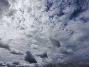 天空中的大片云朵