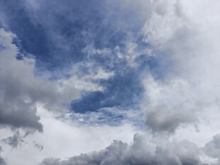 蓝天白云下的蓬松云朵