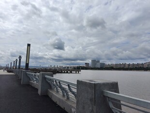 江边护栏旁的开阔风景