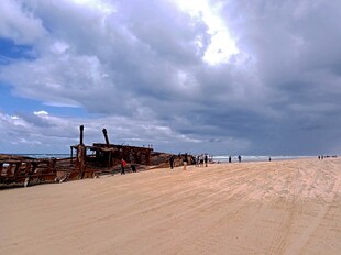 海滨废弃船只风景