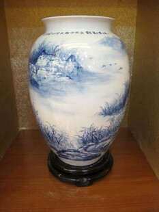 蓝白山水纹青花瓷花瓶