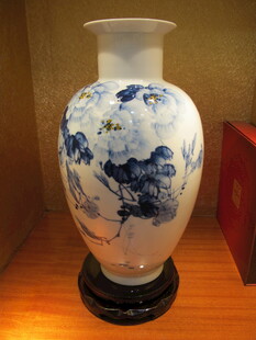 青花牡丹精美陶瓷花瓶