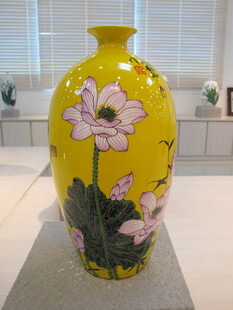 黄底花卉装饰大花瓶