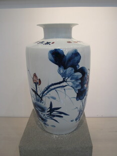 青花花卉纹瓷瓶