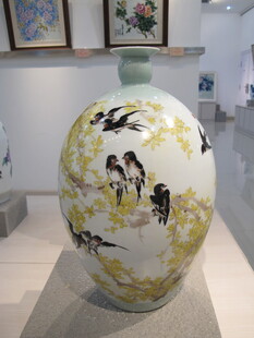 花鸟纹精美陶瓷花瓶