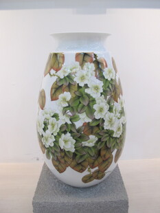 精美花卉图案陶瓷花瓶