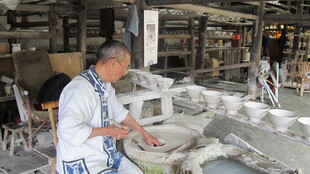 老匠人专注陶艺制作