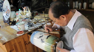 专注绘制瓷罐的老艺人