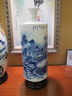 青花山水纹瓷瓶