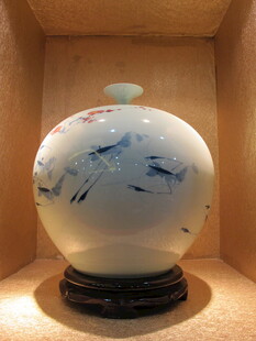 青花水墨虾纹瓷瓶